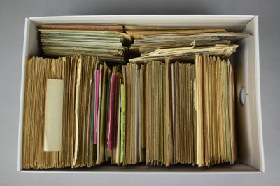 une boîte blanche remplie d'une multitude de vieux disques