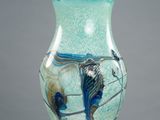 un vase en verre posé sur un socle blanc