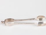 paire de cuillères en argent sur une surface blanche avec un fond blanc
