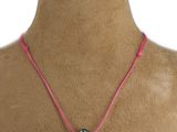 gros plan d'un torse de mannequin portant un collier