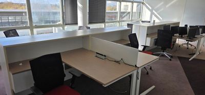 UN ENSEMBLE COMPRENANT : 8 BUREAUX D'ANGLE AVEC RETOUR ET PA…