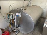 une photo d'une grande cuve en acier inoxydable à l'intérieur d'un bâtiment