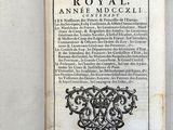 un livre ouvert sur lequel figure l'illustration d'un motif ouvragé