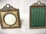deux cadres anciens avec un fond vert et une moulure dorée