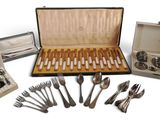 une boîte d'argenterie et un coffret de fourchettes et de cuillères