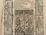 un vieux livre avec l'image d'un lion dessus