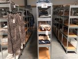 de nombreux rayons remplis de vêtements dans un magasin