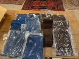 plusieurs vêtements sont emballés dans du plastique sur une table