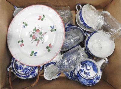une boîte remplie d'assiettes et de bols bleus et blancs