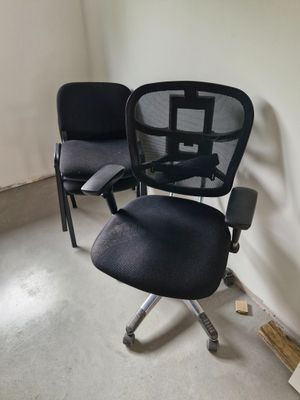 Fauteuil de bureau en tissu et PVC noir et métal.