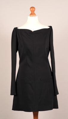 une robe noire sur un mannequin mannequin mannequin mannequin mannequin mannequin mannequin mannequin mannequin mannequin