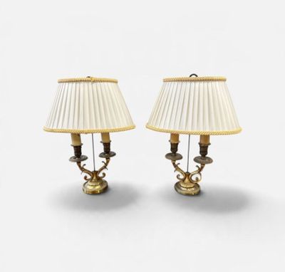 une paire de lampes de table en laiton avec des abat-jours blancs