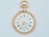 une montre de poche en or avec des chiffres romains sur le cadran