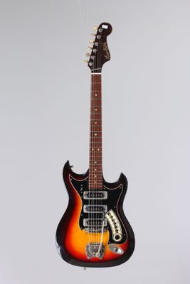 un gros plan d'une guitare posée sur un support, sur fond blanc