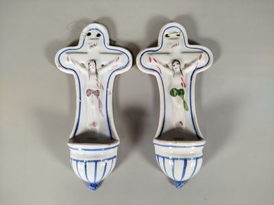 paire de figurines en céramique bleues et blanches représentant Jésus sur la croix