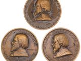 trois médaillons en bronze représentant deux hommes et une femme
