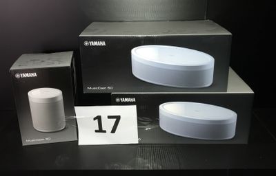 trois boîtes de tailles et de formes différentes contenant un appareil connecté