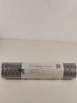 une pelote de fil gris posée sur une table blanche