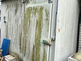 une photo d'un petit bâtiment de stockage muni d'une porte