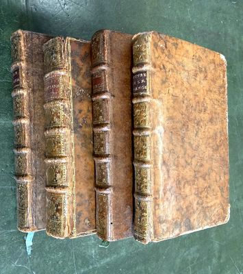 deux vieux livres sont empilés sur une table