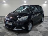 la photo d'une petite voiture noire garée dans un garage