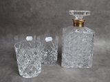 deux verres et une carafe posés sur une table
