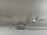 un bol en verre posé sur une table