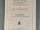 un vieux livre dont la couverture est bordée de rouge