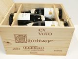 bouteilles de vin dans un coffret en bois sur une surface blanche
