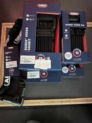 deux boîtes à outils posées sur une étagère à côté d'une paire de chaussures