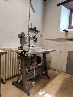 une machine à coudre dans une pièce avec un radiateur et une fenêtre