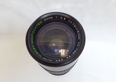 gros plan d'un objectif d'appareil photo sur une surface blanche