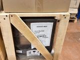 une pile de cartons posée sur une table en bois