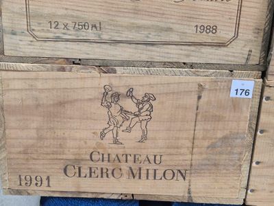 des caisses de vin sont empilées sur une table