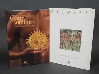 deux livres posés sur une table, avec la photo d'un homme tenant un tournesol