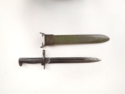 deux types de couteaux différents sur une surface blanche