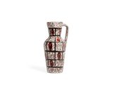 un vase posé sur une surface blanche