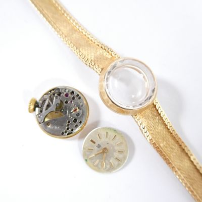 une montre avec un bracelet en or, une montre avec un cadran et une montre avec un bracelet en or