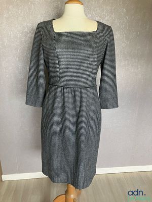 le dos d'une robe noire et blanche sur un mannequin