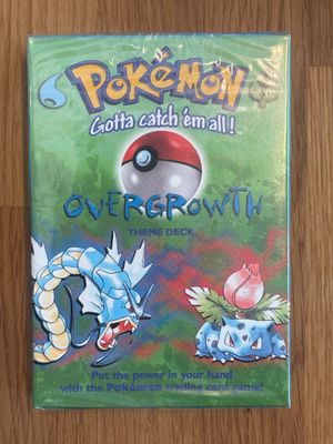 une partie de Pokémon sur une table en bois