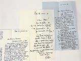 plusieurs lettres manuscrites figurent sur une feuille de papier posée sur une surface blanche