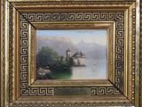 un tableau représentant un château au bord d'un lac, avec des montagnes en arrière-plan