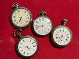 trois types différents de montres de poche sur un fond rouge