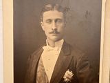 une vieille photo d'un homme en costume et nœud papillon