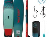 une image représentant une planche de surf avec une pagaie, un paddleboard et d'autres accessoires