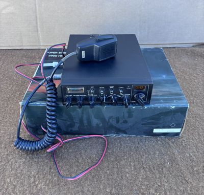 un gros plan d'une radio posée sur une boîte