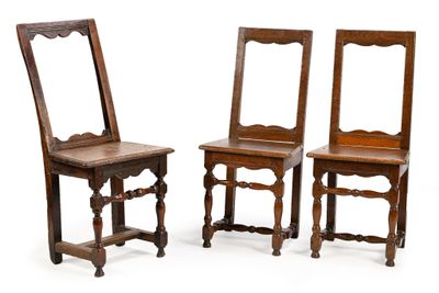 trois chaises en bois aux pieds sculptés et à l'assise en bois