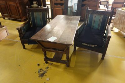 une table et des chaises dans une pièce au sol jaune