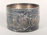 un bracelet ancien en argent orné d'un motif sur le côté