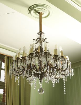 un lustre suspendu au plafond dans une loge